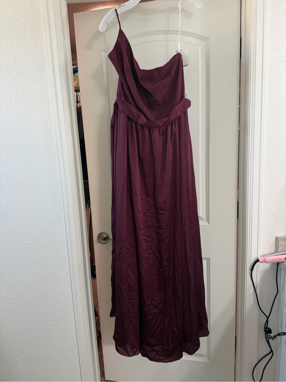 Elegant Plum One-Shoulder Formal Dress.
